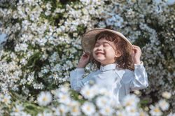 'Lịm tim' với hình ảnh 'thiên thần' 4 tuổi mặc áo dài trắng đội nón tre trong vườn cúc họa mi