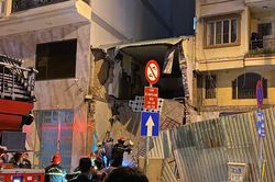 Sập nhà giữa trung tâm TP.HCM, người mắc kẹt kêu cứu trong hoảng loạn