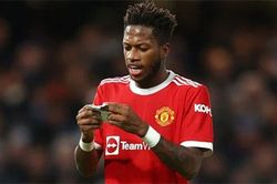 Fan chế nhạo 'mật chỉ' của Carrick dành cho Fred