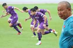 ĐT Việt Nam tập 'cực sung' dưới mưa trước khi lên đường dự AFF Cup