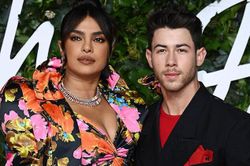 Vợ chồng Priyanka Chopra - Nick Jonas và dàn sao trên thảm đỏ