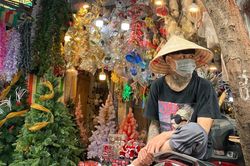 Chợ Giáng sinh lớn nhất TP.HCM ảm đạm mùa cao điểm