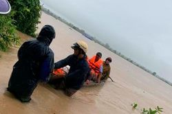 Giải cứu 15 người bị mắc kẹt do nước lũ bao vây