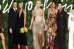 Cậu hai nhà Beckham dẫn bạn gái lên thảm đỏ quy tụ loạt mỹ nhân diện mốt nội y