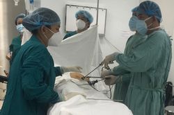 Tưởng đau bụng thông thường, cụ bà tự điều trị, không ngờ suýt gặp nguy vì khối u ruột lớn