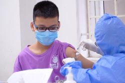Hà Nội tổ chức tiêm vaccine ngừa COVID-19 cho học sinh lớp 7, 8