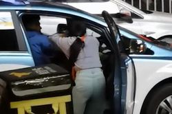 Bị người yêu đạp thẳng ra khỏi xe, cô gái cố gắng níu kéo tới đổ máu, cái kết khiến nhiều người xót xa