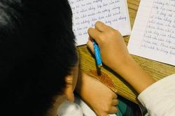 Bài văn 'tiếng ồn' của bé trai lớp 5 khiến mẹ ngại ngùng, chất nhất là câu chốt của bố