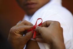 GS Mỹ: Thời Covid-19, cần duy trì điều trị đều đặn cho người nhiễm HIV