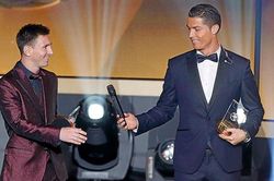 Ronaldo thích bài viết chê Messi không xứng giành Bóng vàng