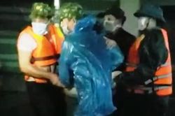 Phú Yên: Lật ca-nô cứu hộ, 2 cháu bé mất tích