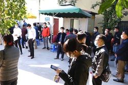 Người dân ùn ùn đổ đi đăng ký ô tô ngày đầu giảm 50% phí trước bạ