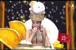 Miss Hong Kong ăn uống nhiệt tình ở phần thi Trang phục Dân tộc, fan thảng thốt: Ủa đang thi mà chị?
