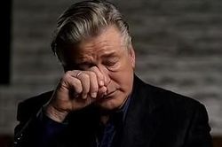Alec Baldwin bật khóc khi nói về vụ nổ súng chết người