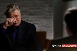 Alec Baldwin khóc nấc trong phỏng vấn đầu tiên sau khi bắn chết quay phim