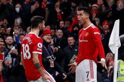 Fernandes giải thích vì sao nhường Ronaldo đá phạt đền