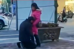 Bò dưới chân vợ để níu kéo, người đàn ông nhận kết ê chề
