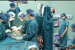 Bé 14 tháng vỡ tim do tài xế đạp nhầm chân ga