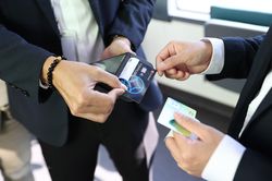 Thẻ chip ngân hàng 'tiến bước' vào phương tiện giao thông công cộng