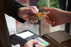 Ai là người nên giữ tiền trong gia đình và những đáp án bất ngờ