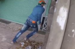 Clip: Giật điện thoại bị truy đuổi, thanh niên dùng dao tấn công người dân nhằm cướp xe máy tẩu thoát