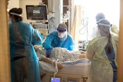 Biến chủng Delta còn đang càn quét nước Mỹ, Omicron đã ập tới