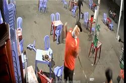 Clip: Cô gái bất lực nhìn bạn cầm mã tấu chém người trong quán nhậu