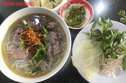 Về phố cổ, ăn… phở Hội An