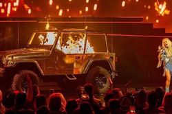 Ca sỹ nhạc đồng quê phóng hỏa chiếc xe Jeep Wrangler trên sàn diễn