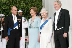 Các đệ nhất phu nhân Hoa Kỳ luôn âm thầm chuẩn bị đồ đôi với Nữ hoàng Elizabeth