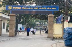Học sinh lớp 12 Hà Nội háo hức đến lớp, có trường lại 'quay xe' học trực tuyến