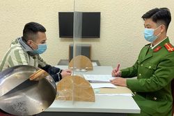 Người đàn ông bị đâm thấu phổi phải xin đối thủ buông dao để đi cấp cứu