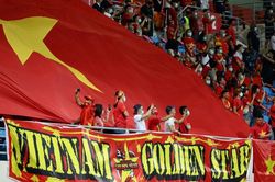 Nghĩa tình CĐV Việt Nam trên đất Singapore ở trận đấu ra quân AFF Cup 2020