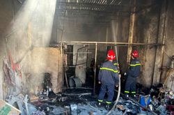 Hải Phòng: Cứu 4 người trong của hàng sửa xe máy bị cháy