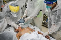 Khoa cấp cứu quá tải khi số lượng F0 ở Hà Nội tăng cao