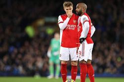 Everton 2-1 Arsenal: Thua ngược phút cuối, Pháo thủ văng khỏi Top 6, xếp dưới MU