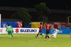 Nhật ký AFF Cup 7/12: VFF thưởng lớn đội tuyển Việt Nam. Tiền đạo đổi áo với Công Phượng.