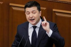 Quân đội phô diễn vũ khí Mỹ, Tổng thống Ukraine 'lên gân' với Nga