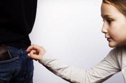 Vì đâu trẻ có thói quen 'tắt mắt' ăn trộm và điều cần làm khi trẻ vẫn có thói quen này