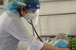 Hạt hồng xiêm trong phế quản người đàn ông suốt 26 năm