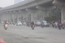 Chất lượng không khí Hà Nội suy giảm, ở mức 'xấu', người dân hạn chế ra đường