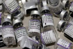 Vaccine đối phó với biến chủng Omicron có thể ra mắt năm sau