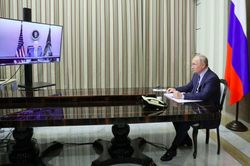 Tổng thống Mỹ Biden cảnh báo Tổng thống Nga Putin trong cuộc gặp trực tuyến