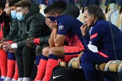 Luis Suarez bật khóc trên ghế dự bị