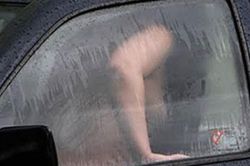 Đi qua xe nhà mình, vợ bắt gặp chồng đang làm chuyện khó tin trong xe