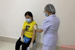 Lào tăng tốc tiêm vaccine ngừa Covid-19 để mở cửa quốc gia
