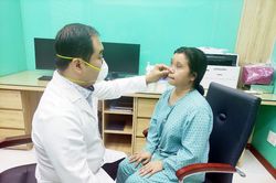 Nâng mũi 4 năm vẫn bị nhiễm trùng … thủng mũi