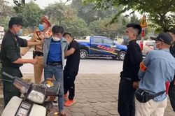 Đèo nhau trên xe máy, phi tang ma túy khi gặp 141