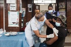 Nam Phi triển khai tiêm vaccine ngừa COVID-19 tăng cường