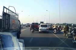 Xin đường không được, tài xế xe bán tải chèn ép ô tô thô bạo còn hung hăng đập cửa kính đòi 'nói chuyện'